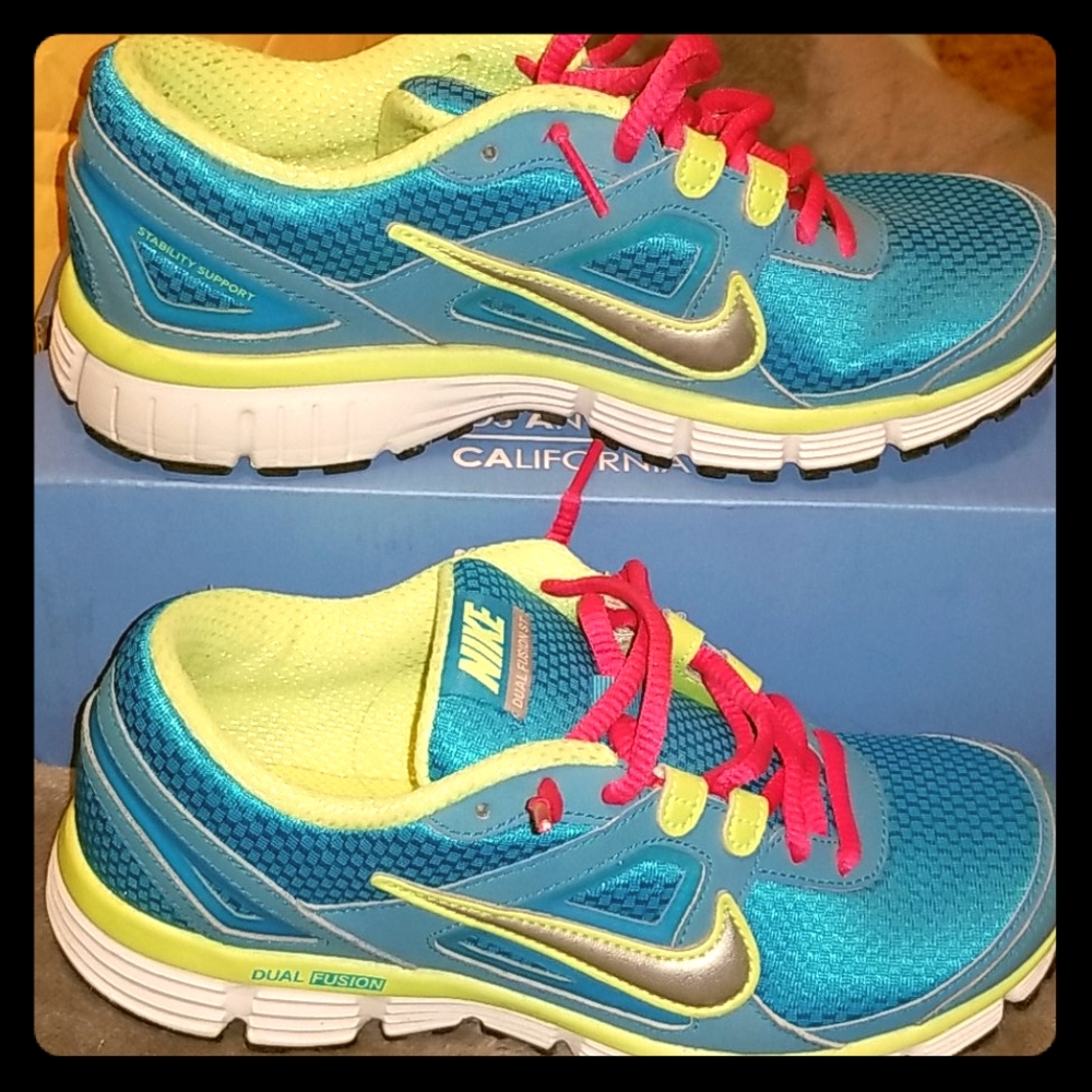 Nike Dual Fusion Sneakers